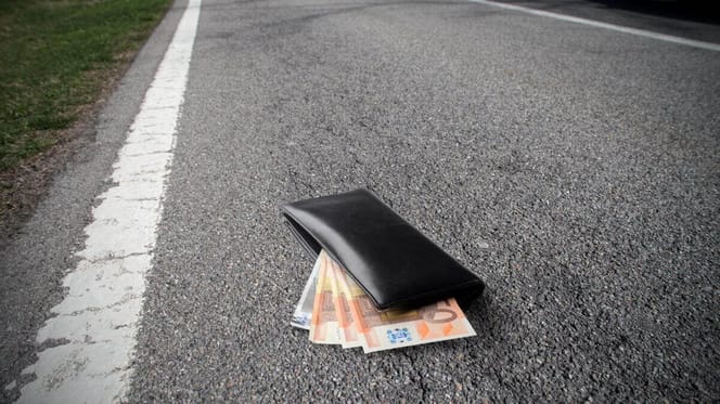 Trois jeunes garçons trouvent un portefeuille et ont une idée géniale !