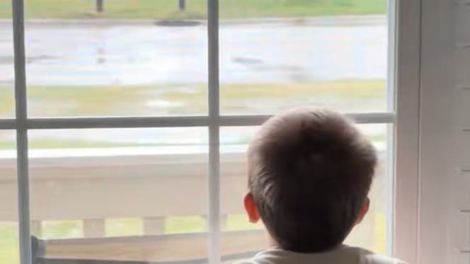 Questo bambino cerca gli arcobaleni per un motivo che spezza il cuore alla mamma