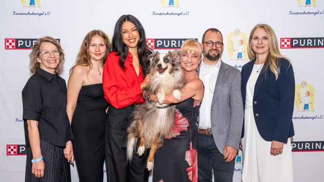 v.l.n.r. Christina und Malin Möller, Rebecca Mir, Jacqueline Boy und Therapiebegleithund Spirit, Benedikt Schaumann sowie Prof. Dr. Andrea Beetz beim PURINA x Kinderschutzengel Event in Berlin.