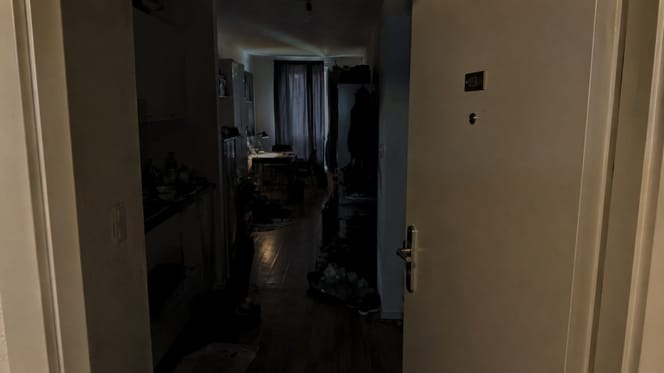 Blick in eine dunkle, unordentliche Wohnung