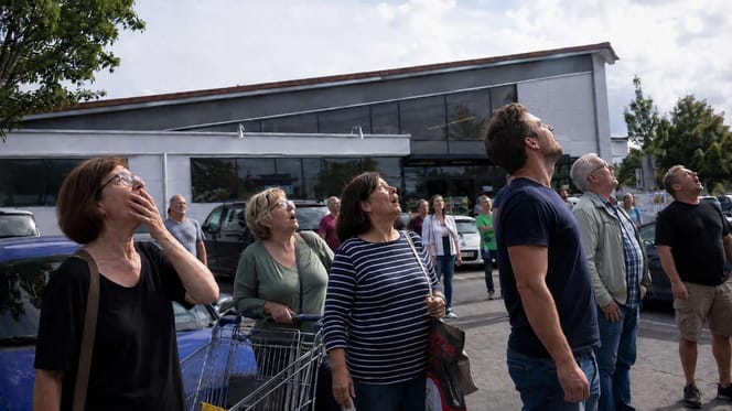 Kunden schauen zufällig auf das Dach des Supermarkts: Kurz darauf rückt die Feuerwehr an