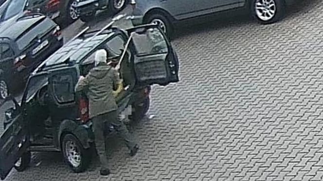 Aggressiver Hundehalter vor dem Pkw-Kofferraum