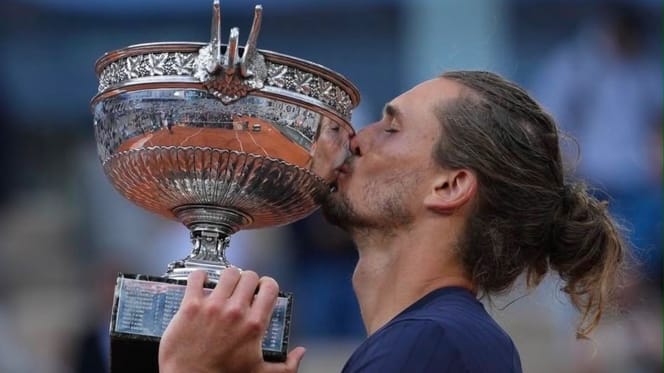 Alexander Zverev küsst den Siegespokal