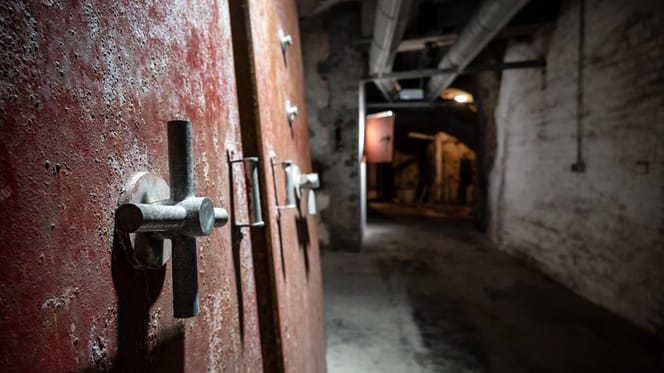 Alter Kellergang mit Metalltüren