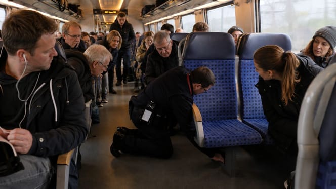 Aufgeregte Fahrgäste in einem Zug