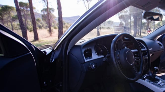 Auto con portiera del conducente aperta