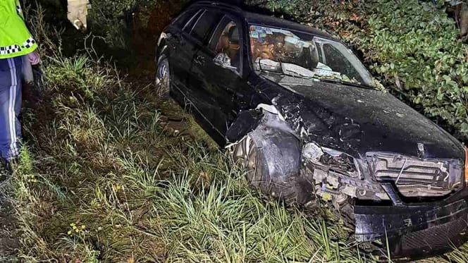 Auto mit Totalschaden im Graben