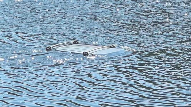 Autodach ragt knapp aus dem Wasser