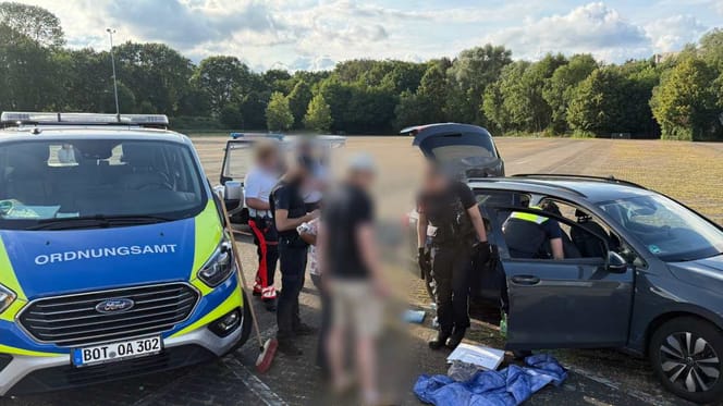 Beamte stellen Hundehalter zur Rede