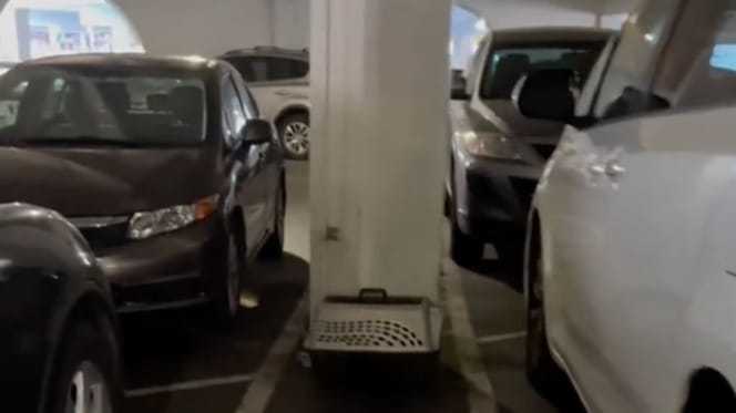 Porzucony transporter na parkingu