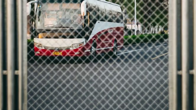 Autobus e cancello