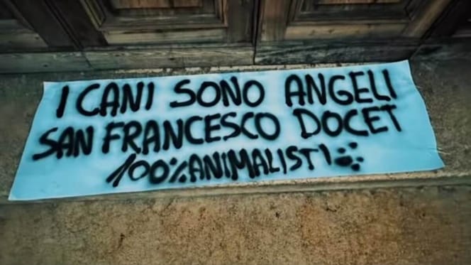cartello contro il divieto dei cani in chiesa