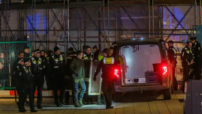 Der gefangene Wolf wird abtransportiert