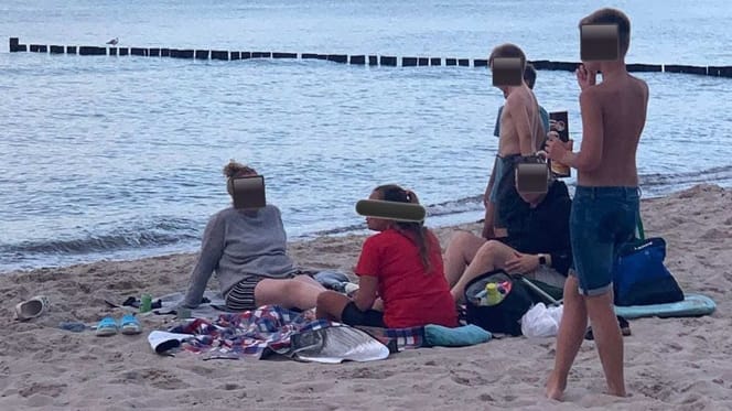Vrouwen met kinderen op het strand, kinderen op het