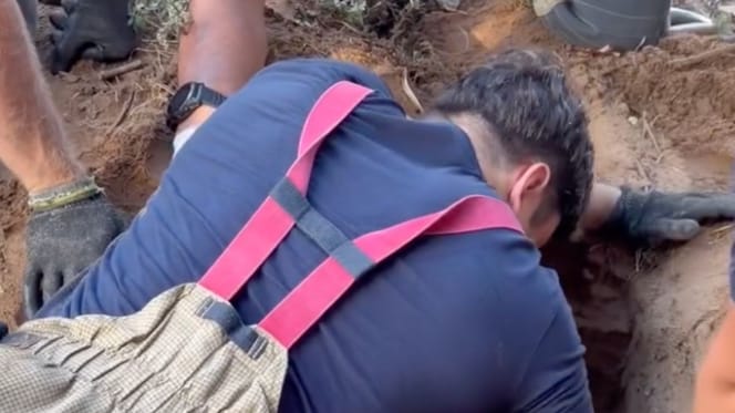 Feuerwehrleute bei einem Rettungseinsatz