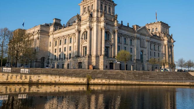 Die Spree am Berliner Reichstagsgebäude