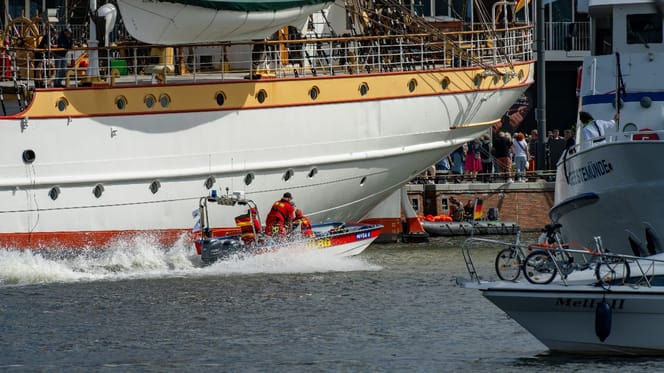 DLRG-Einsatzboot im Hafen Bremerhaven