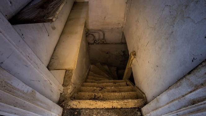 Dunkle Kellertreppe