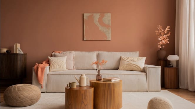Ein gebrauchtes blaues Sofa