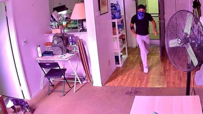 Eine Kamera filmt den Einbrecher