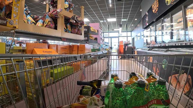 Einkaufswagen in italienischem Supermarkt