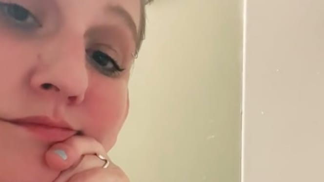 Elle surveille son toutou