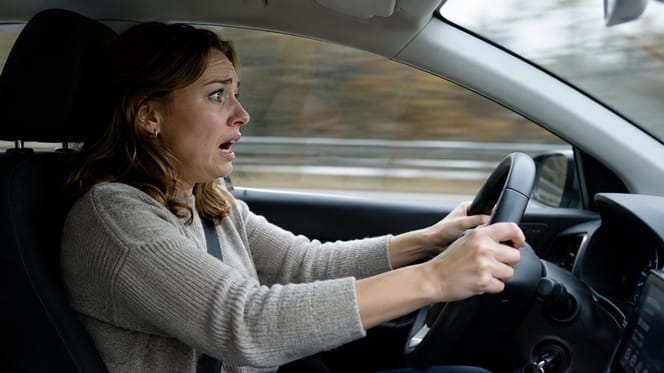 Entsetzt schauende Autofahrerin