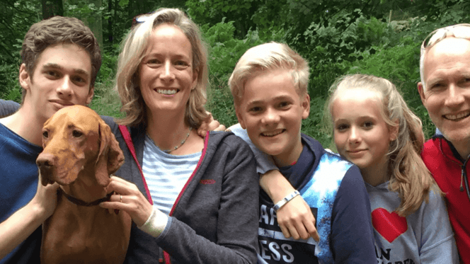 familia posando con su vizsla húngaro