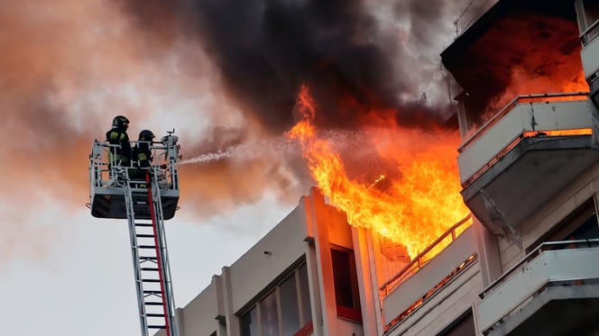Feuerwehr löscht Brand in Mehrfamilienhaus