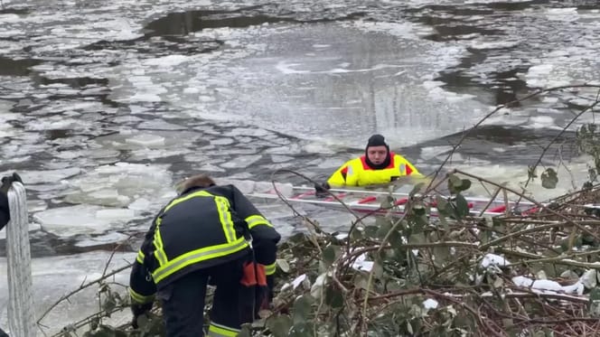 Feuerwehrleute in der vereisten Alster