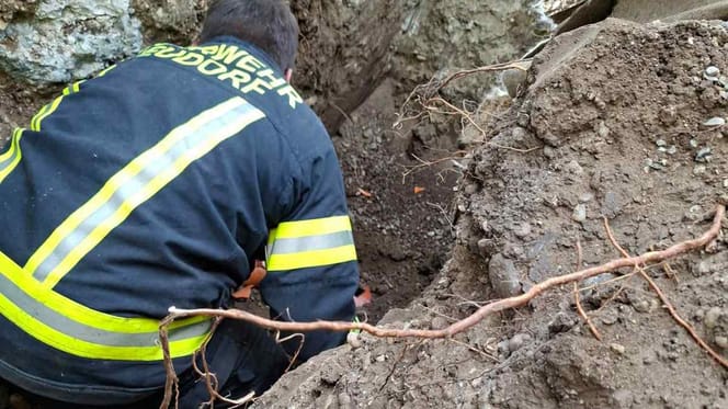 Feuerwehrmann beim Rettungseinsatz