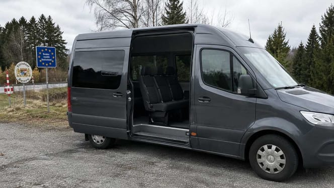 Furgone Sprinter con sportello laterale aperto al confine