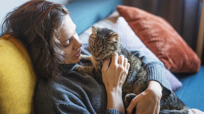 Frau kuschelt mit Katze