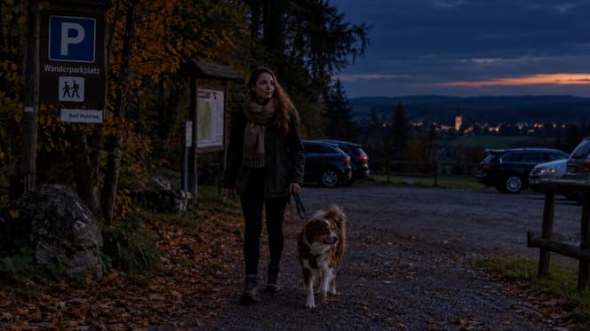 Frau mit Hund beim Abend-Gassi