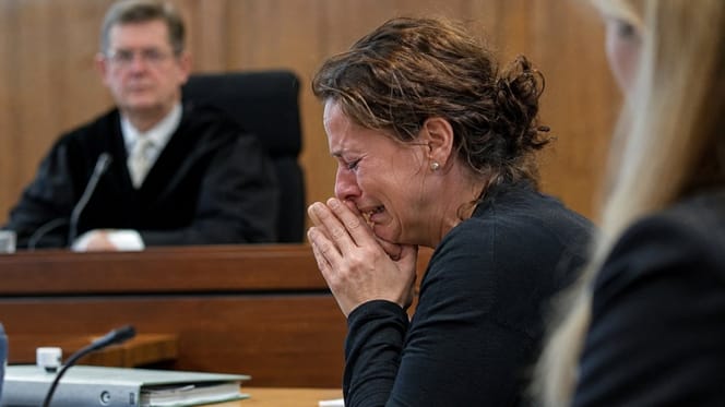 Frau weint in der Gerichtsverhandlung