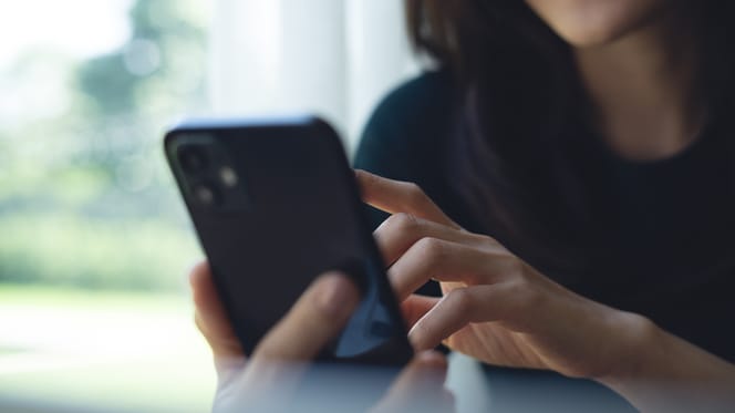 Frau will einen Anruf machen