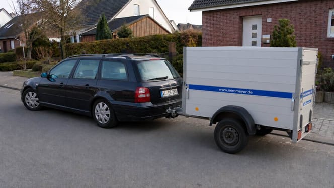 Geparktes Auto mit Pkw-Anhänger