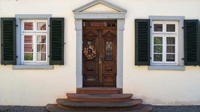 Haustür mit Blumenkranz