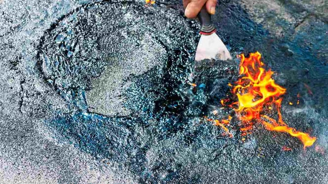 Heißer Teer mit züngelnder Flamme