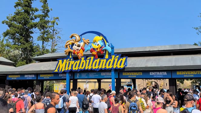het Italiaanse pretpark waar een hond urenlang aan een boom zat vastgebonden