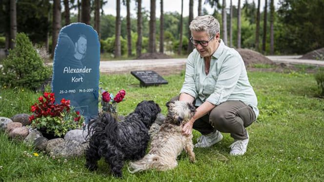 hondjes simba en luna bij graf Alexander