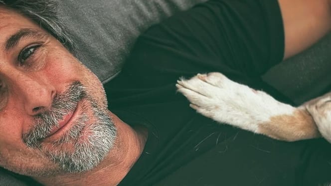 hugo-silva-con-su-perro-floky