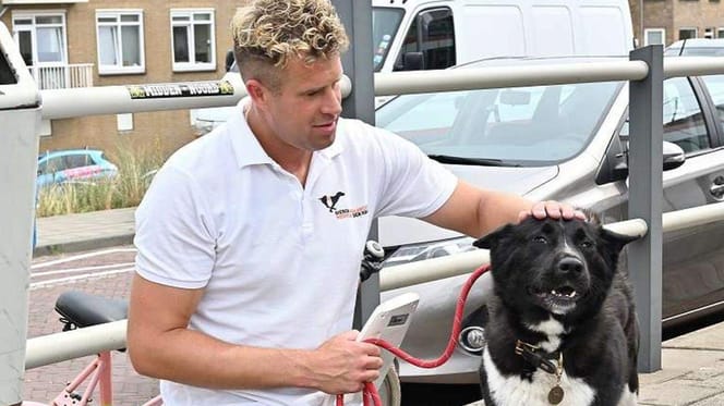 John van de dierenambulance Den Haag met de hond die naar het strand ging
