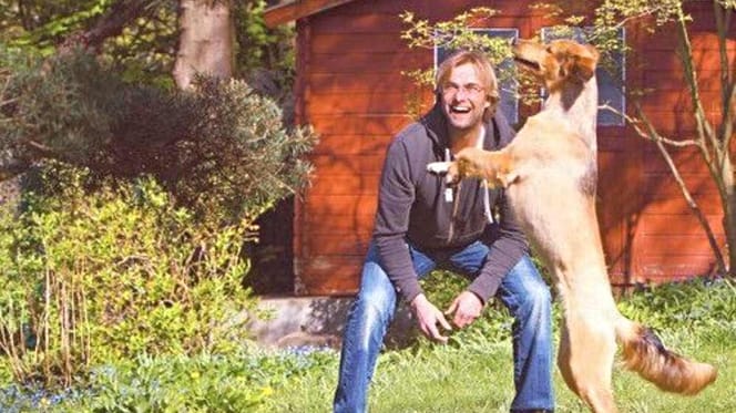 Jürgen Klopp spielt mit Hündin Emma