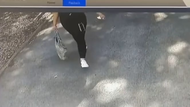 Kamera nimmt Frau mit Tasche auf
