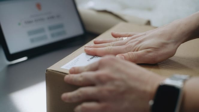 Kobieta nadaje paczkę