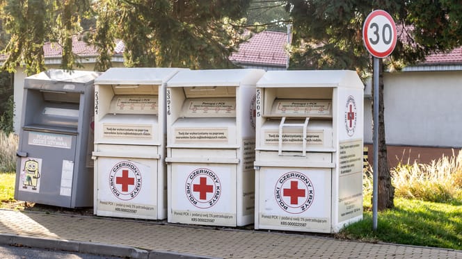 Altkleidercontainer des Polnischen Roten Kreuzes