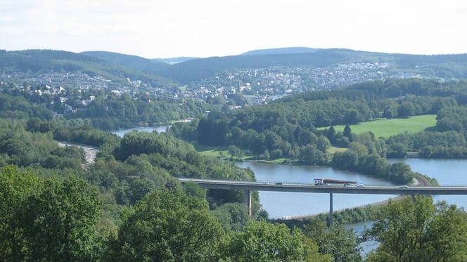 Kreisstadt Olpe mit Biggesee im Vordergrund