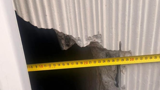 The narrow gap where the cat was trapped