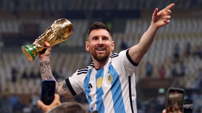 Lionel Messi mit Pokal